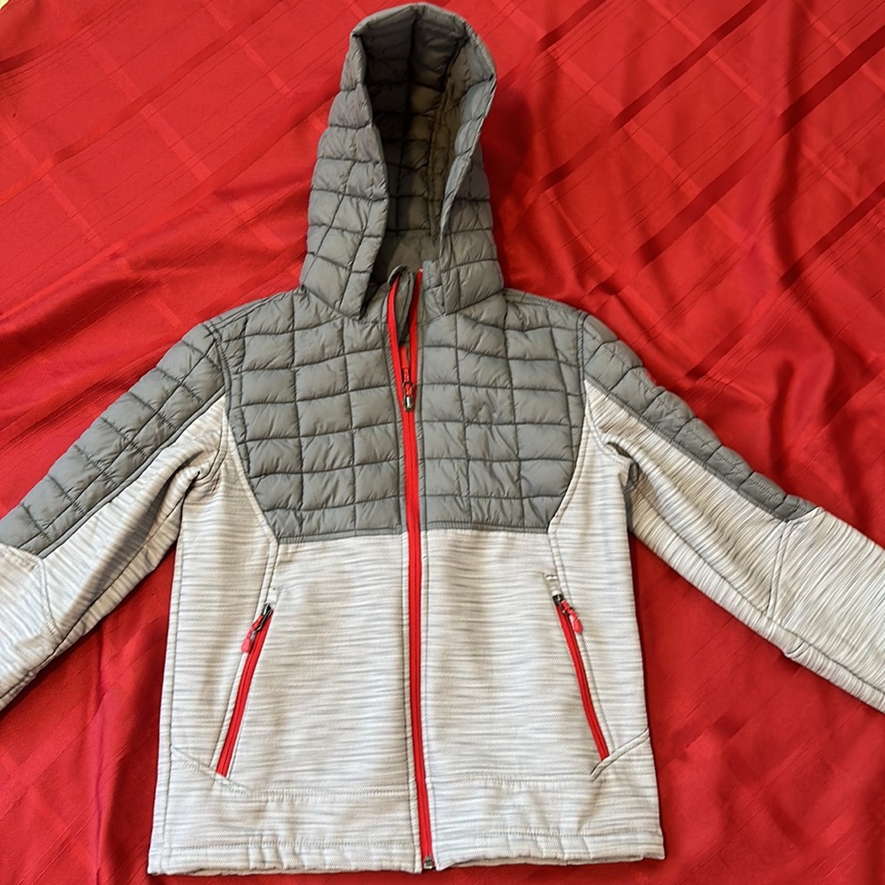 Jacket with hood, pockets in front with zipper